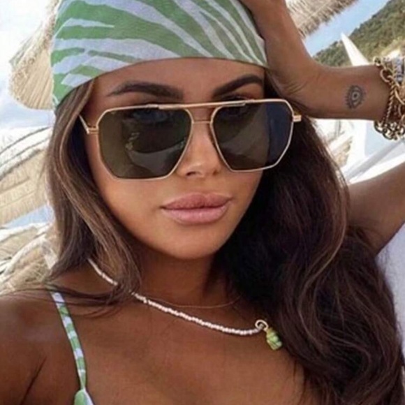 Meet your Posher, Lauren - Picture 2 of 2